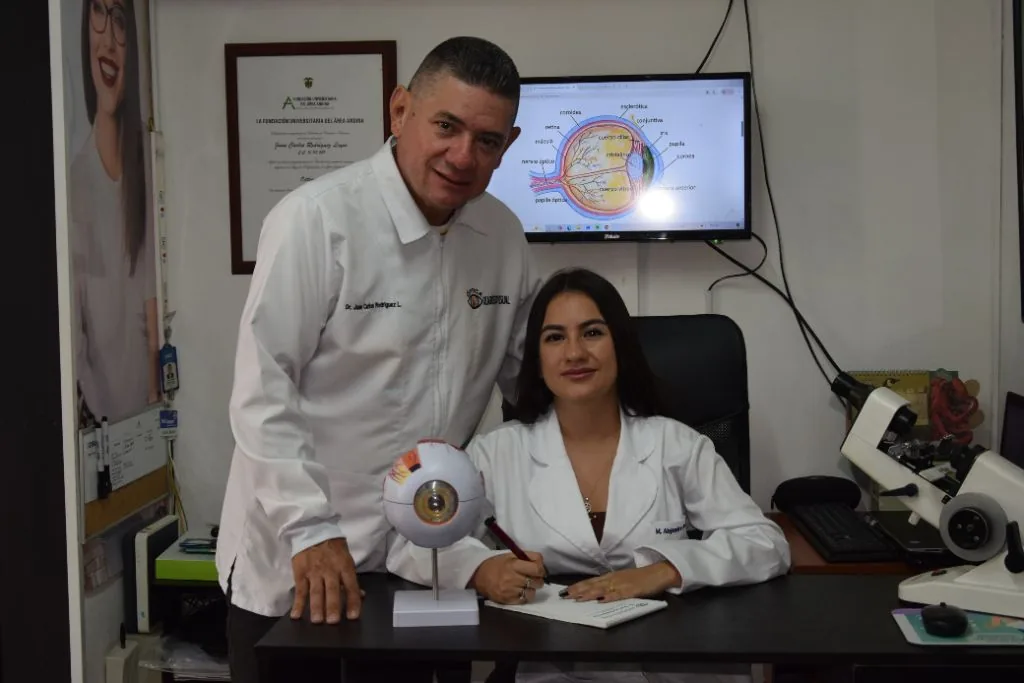 Dr. Juan Carlos Rodríguez y optómetra M. Alejandra en consultorio de Óptica Diagnóstico Visual Armenia