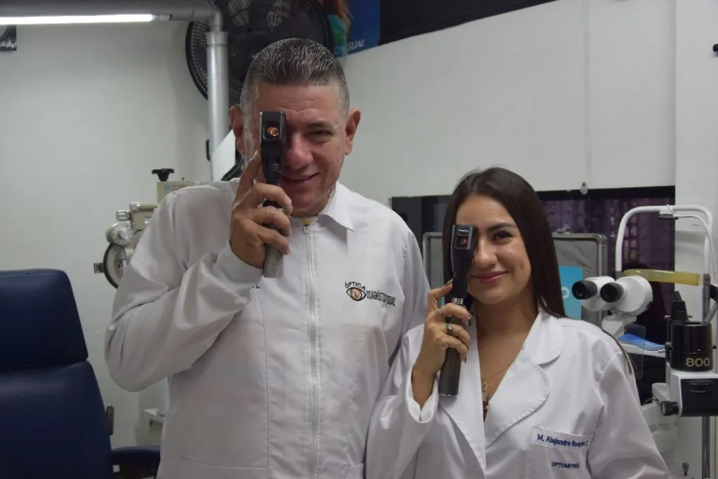 Equipo de optómetras de Óptica Diagnóstico Visual con oftalmoscopio, Armenia Quindío